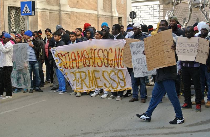 I migranti scendono in piazza a Foggia