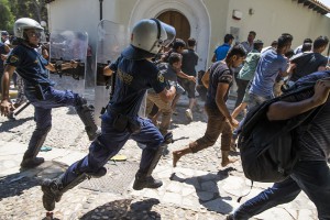Kos, le cariche della polizia antisommossa contro i migranti in protesta