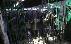 Kos - la polizia antisommossa di guardia all'ingresso dello stadio/centro di detenzione